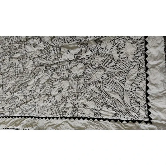 John Robshaw Baby Toddler Suhavi Crib Quilt Blk White Floral Organic Cotton EUC - Picture 6 of 11